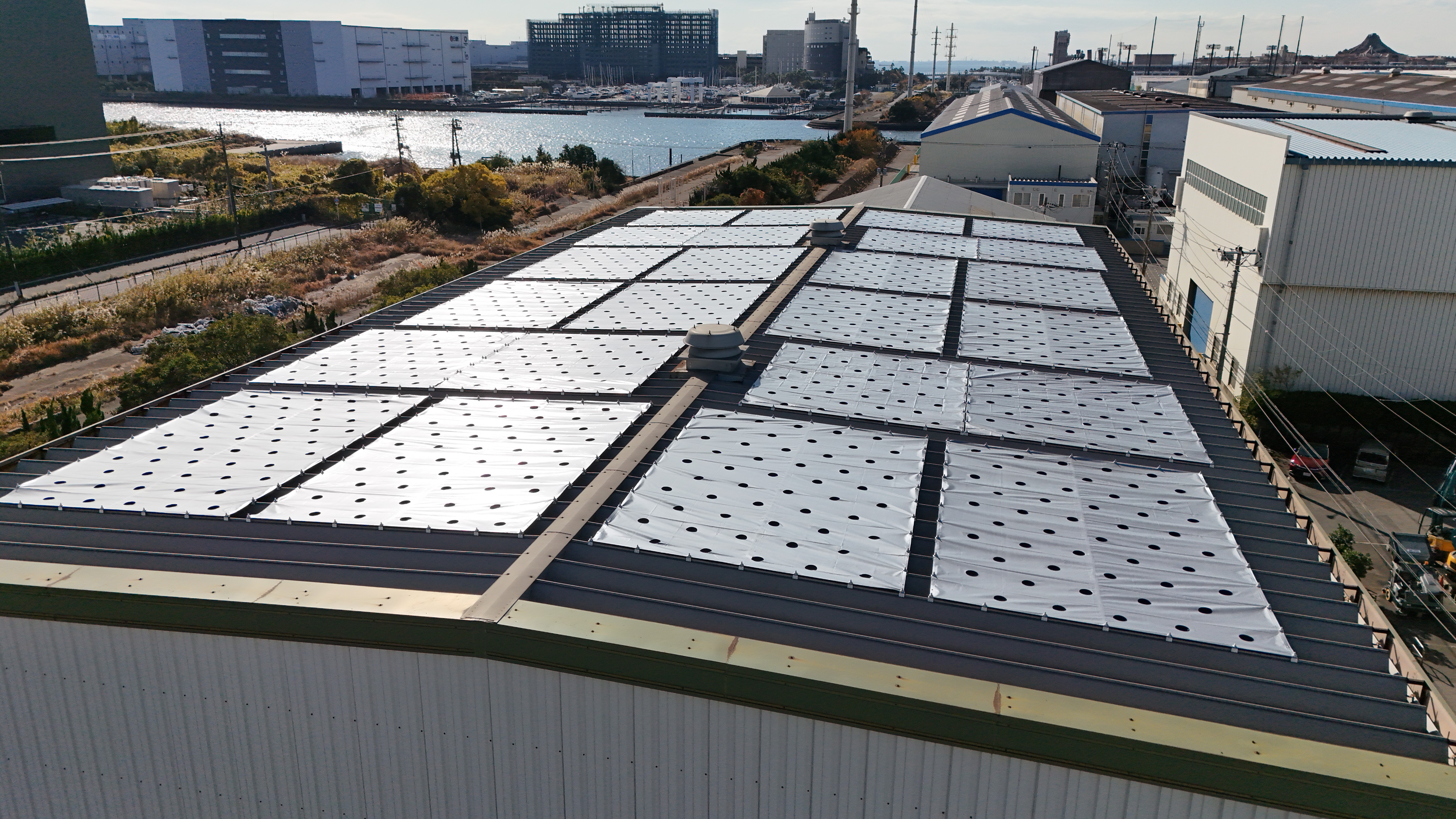 工場　屋根　遮熱シート